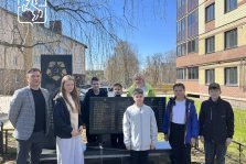 выкса.рф, Ученики школы №11 вышли на субботник к мемориалу на улице Красные зори